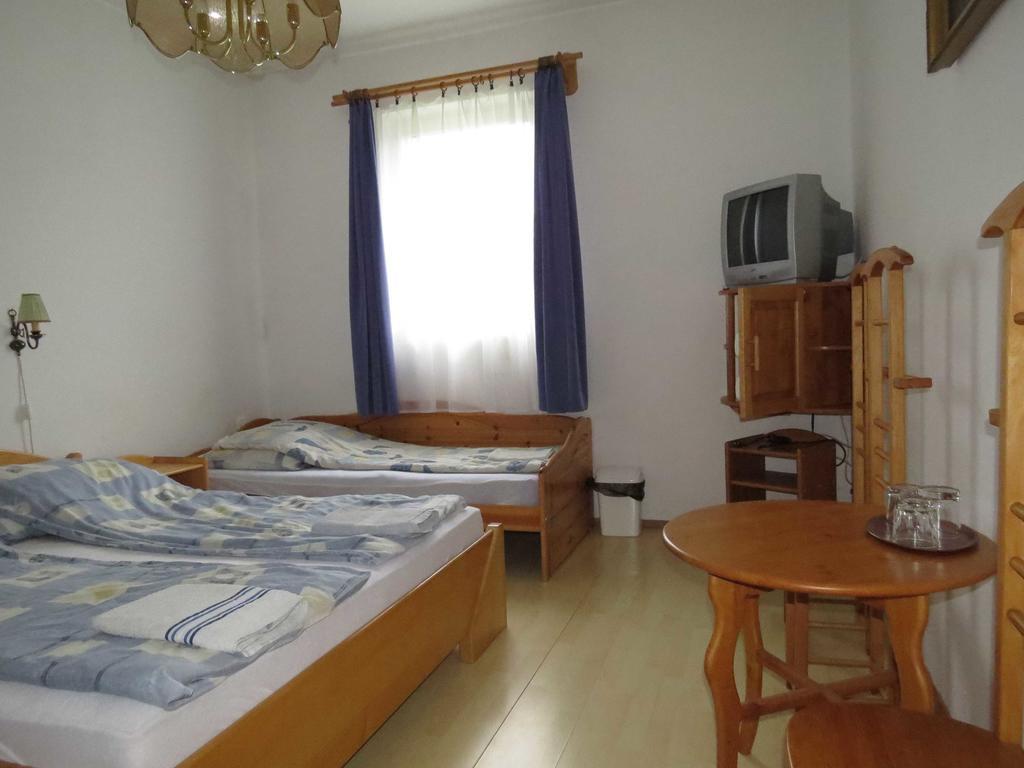 Rezkakas Fogado Bed & Breakfast Zirc Eksteriør bilde
